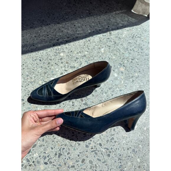 Salvatore Ferragamo Women’s 7.5 Heels Navy Leather Suede Kitten Heels Vintage - Picture 1 of 3